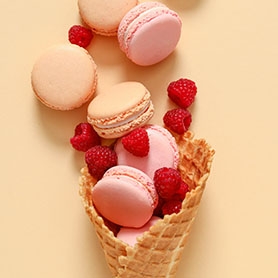 macarons et framboises dans cornet