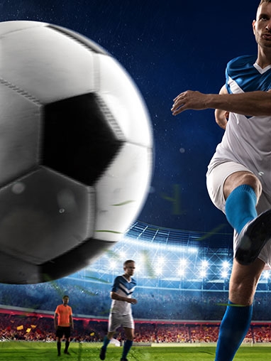 Joueur qui shoote un ballon de foot