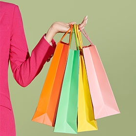 Main portant des sacs de couleur