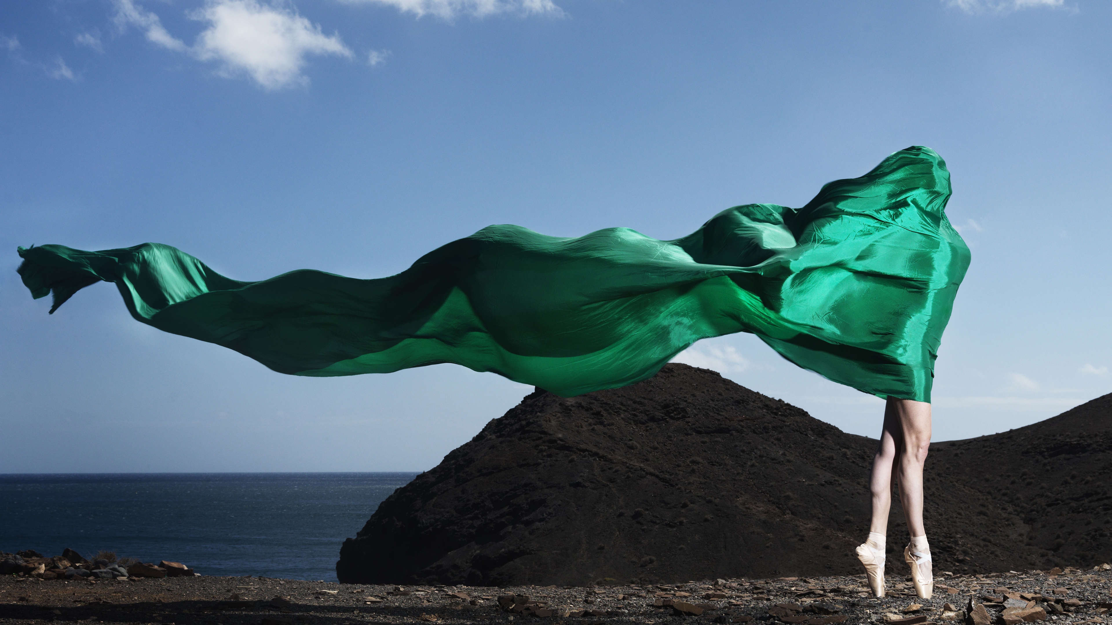 Femme avec drapé vert