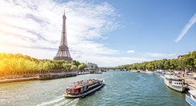 Bateau sur la Seine avec Tour Eiffel