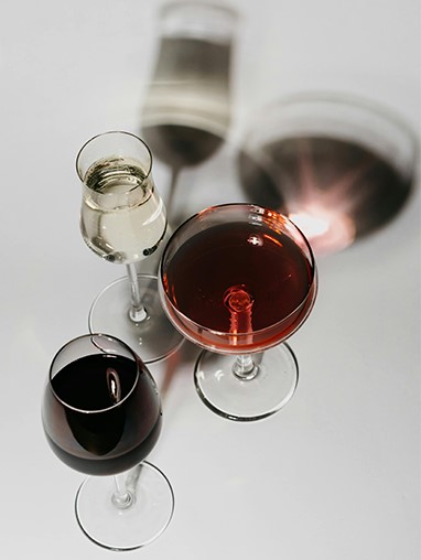 Plusieurs verres de vin