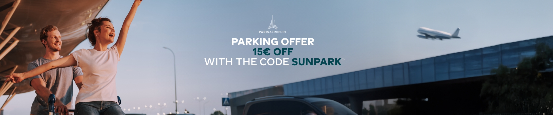 Famille dans un parking de l'aéroport