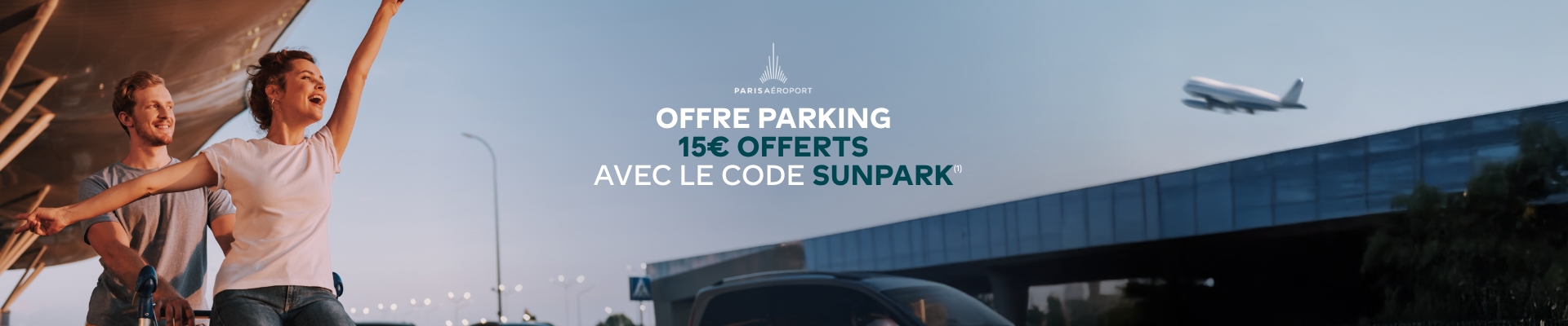 Famille dans un parking de l'aéroport